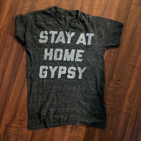 Stay at Home Gypsy - T Shirt - BRAND NEW Shirt - Gray Shirt - NEW - Picture 1 of 4